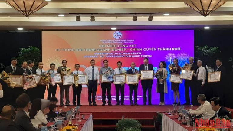 Khen thưởng các tập thể có thành tích xuất sắc tham gia Hệ thống Đối thoại doanh nghiệp-chính quyền Thành phố Hồ Chí Minh.