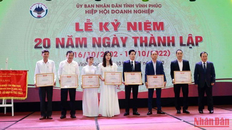 Lãnh đạo Phòng Thương mại và Công nghiệp Việt Nam tặng bằng khen cho các doanh nghiệp. Lãnh đạo Phòng Thương mại và Công nghiệp Việt Nam tặng bằng khen cho các doanh nghiệp.