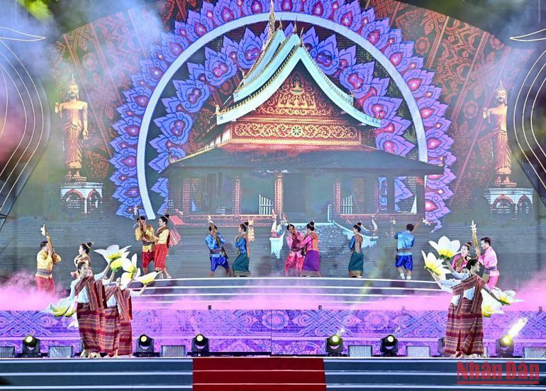 Tiết mục nghệ thuật của đoàn nghệ thuật tỉnh Udomxay của nước Cộng hoà dân chủ nhân dân Lào.