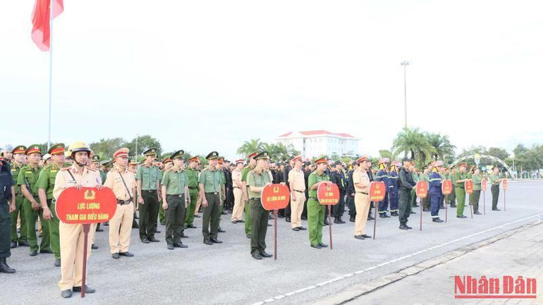 Cán bộ chiến sĩ Công an tỉnh Ninh Thuận tham gia buổi lễ ra quân.