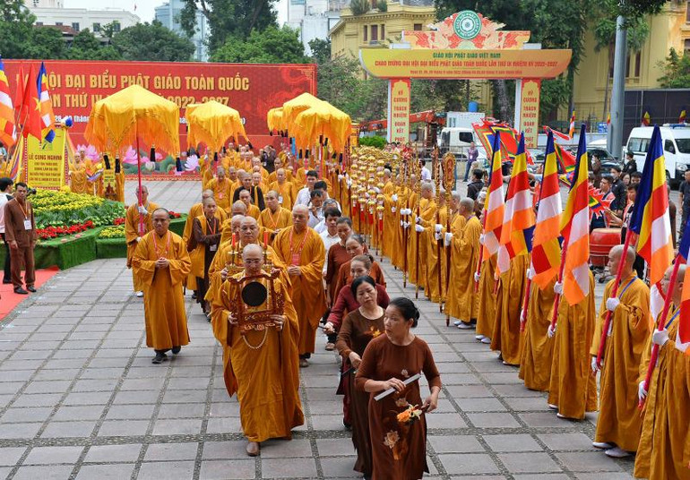 Trong không khí rực rỡ cờ hoa và sự nô nức của Phật tử bốn phương, buổi cung nghinh đã diễn ra một cách trang nghiêm và đậm âm hưởng văn hóa Phật giáo.