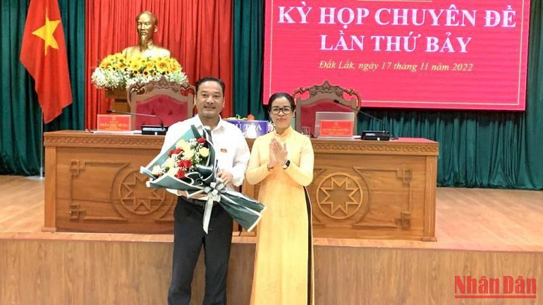 Chủ tịch Hội đồng nhân dân tỉnh Đắk Lắk Huỳnh Thị Chiến Hòa tặng hoa chúc mừng đồng chí Y Giang Gry Niê Knơng, nguyên Phó chủ tịch Ủy ban nhân dân tỉnh được phân công, điều động làm Chủ tịch Ủy ban Mặt trận Tổ quốc tỉnh Đắk Lắk.