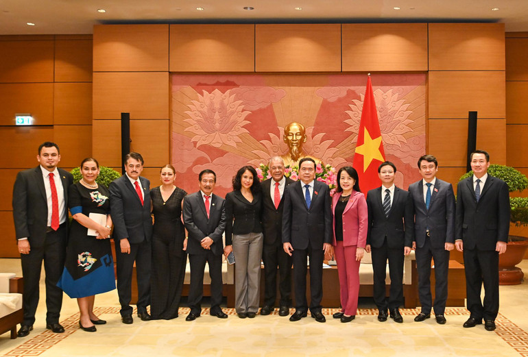 Phó Chủ tịch Thường trực Quốc hội Trần Thanh Mẫn và Tổng Bí thư Đảng Lao động Mexico Alberto Anaya Gutiérrez chụp ảnh lưu niệm với các đại biểu tại buổi tiếp. Phó Chủ tịch Thường trực Quốc hội Trần Thanh Mẫn và Tổng Bí thư Đảng Lao động Mexico Alberto Anaya Gutiérrez chụp ảnh lưu niệm với các đại biểu tại buổi tiếp.