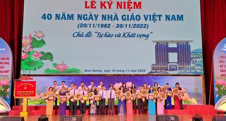 Lãnh đạo tỉnh Bình Dương trao tặng Bằng khen cho các tập thể có nhiều đóng góp cho sự nghiệp giáo dục và đào tạo giai đoạn 1982-2022.