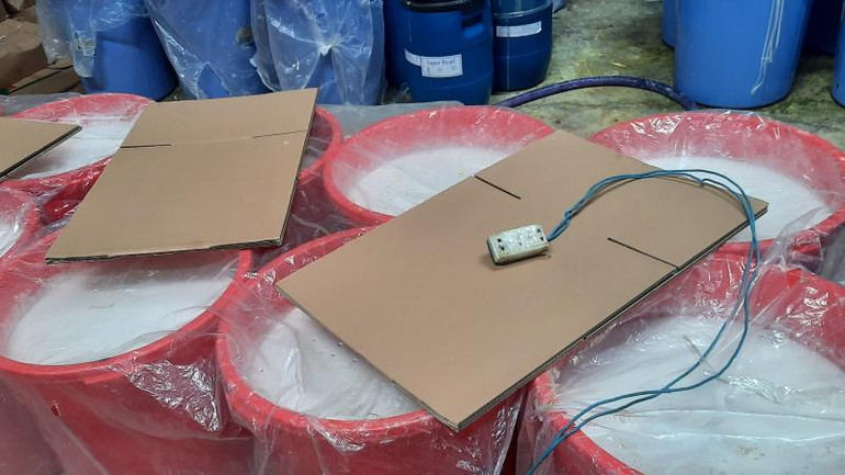 Các nguyên liệu bán thành phẩm pha chế dầu gội giả. (Ảnh: Tổng cục Quản lý thị trường).