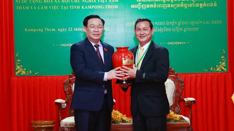 Chủ tịch Quốc hội Vương Đình Huệ tiếp Phó Tỉnh trưởng Kampong Thom. (Ảnh: Doãn Tấn/TTXVN)