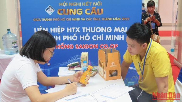 Đại diện doanh nghiệp, cơ sở sản xuất trao đổi, kết nối với một nhà phân phối tại Hội nghị.