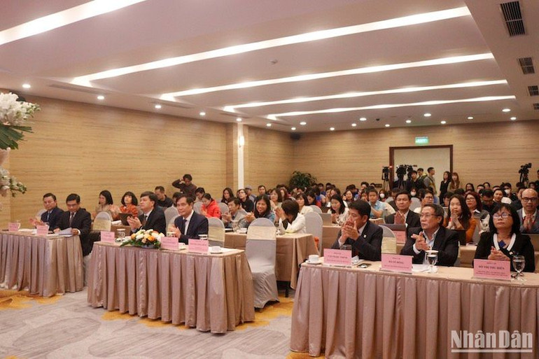 Quang cảnh tọa đàm tại đầu cầu trung tâm.