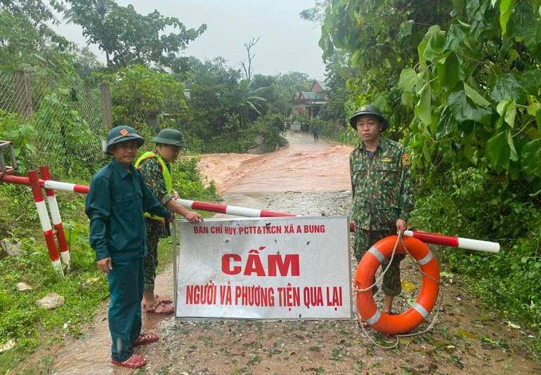 Các khu vực nguy hiểm do nước lũ dâng cao được lực lượng vũ trang các huyện dựng rào chắn, lắp biển cảnh báo để bảo đảm an toàn cho người dân.