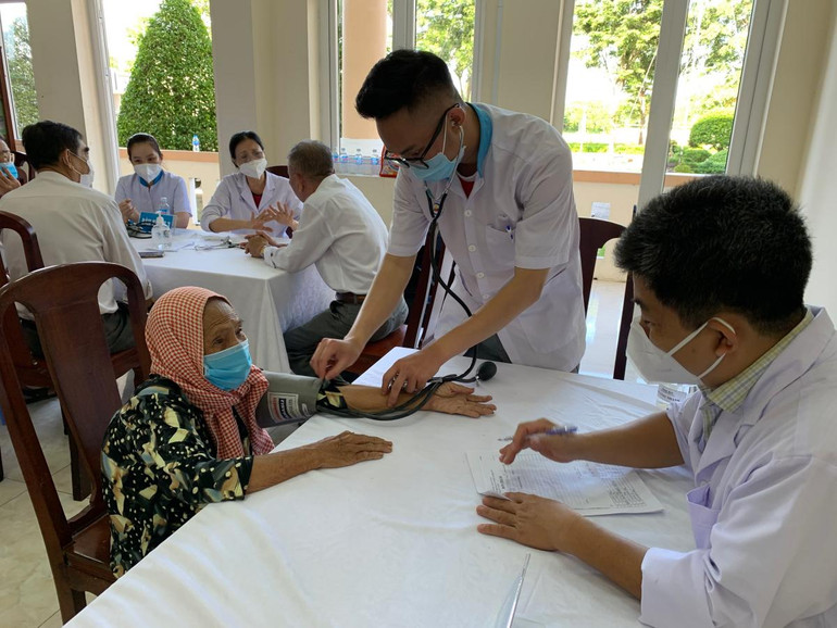 Thành phố Cần Thơ khám, cấp thuốc miễn phí cho người có công với cách mạng. (Ảnh: THANH TÂM)