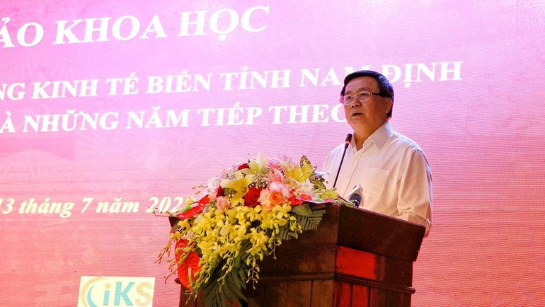 Đồng chí Nguyễn Xuân Thắng, Ủy viên Bộ Chính trị, Giám đốc Học viện Chính trị quốc gia Hồ Chí Minh, Chủ tịch Hội đồng Lý luận Trung ương phát biểu ý kiến tại hội thảo.