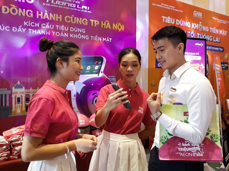 Người tiêu dùng trải nghiệm các hình thức thanh toán không dùng tiền mặt. Người tiêu dùng trải nghiệm các hình thức thanh toán không dùng tiền mặt.