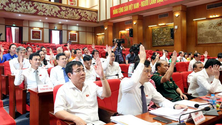 Đại biểu HĐND tỉnh biểu quyết thông qua các nghị quyết.