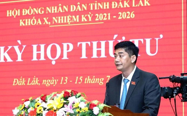 Đồng chí Y Vinh Tơr, Ủy viên dự khuyết Trung ương Đảng, Phó Chủ nhiệm Ủy ban Dân tộc, Chủ tịch Hội đồng nhân dân tỉnh Đắk Lắk phát biểu khai mạc kỳ họp.