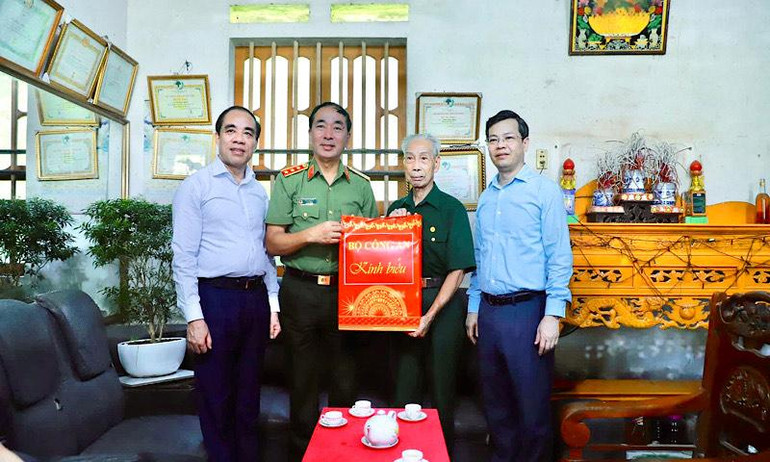 Thượng tướng Trần Quốc Tỏ, Thứ trưởng Công an và lãnh đạo tỉnh Tuyên Quang tặng quà ông Viên Đức Minh, người nhiễm chất độc da cam tại thôn Bòng, xã Minh Thanh, huyện Sơn Dương, Tuyên Quang.