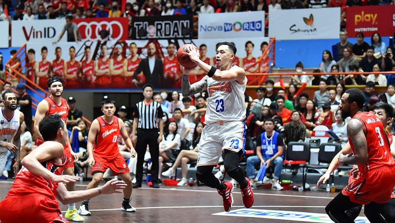 Tâm Đinh có một trận thi đấu tốt trong 39 phút có mặt trận sân với 15 điểm cùng 11 rebounds.