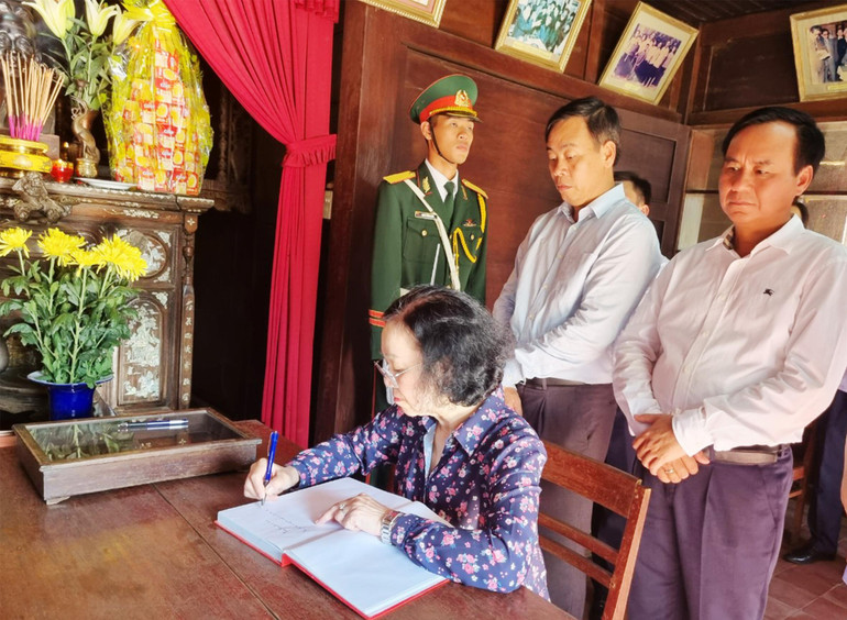 Đồng chí Trương Thị Mai ghi lưu bút tại Nhà lưu niệm Tổng Bí thư Lê Duẩn.
