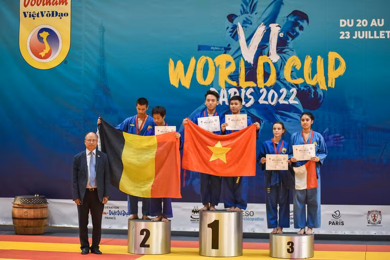 Đại sứ Việt Nam tại Pháp Đinh Toàn Thắng đã có mặt để cổ vũ cho đội nhà, khích lệ quảng bá môn võ thuật cổ truyền, cũng như nét đẹp văn hóa Việt Nam ra thế giới. (Ảnh: MINH DUY)