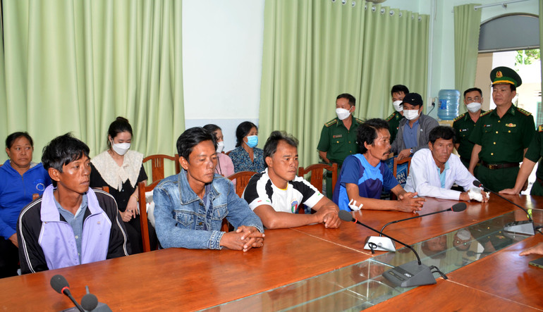 5 ngư dân trên tàu cá bị nạn trở về thành phố Phan Thiết (Bình Thuận).