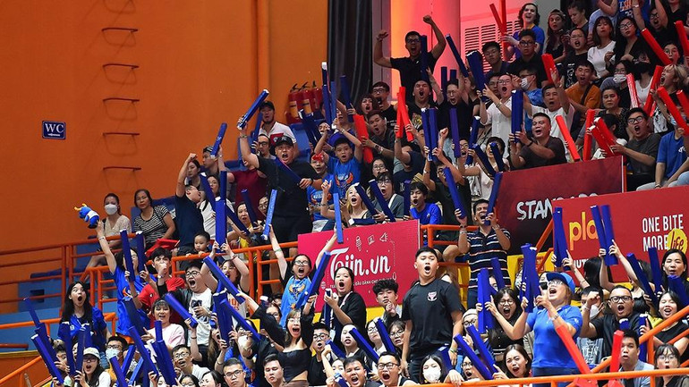 Số ít các cổ động viên Hanoi Buffaloes có mặt tại Nhà thi đấu Tây Hồ là những người được hưởng trọn niềm vui cuối cùng sau trận đấu.