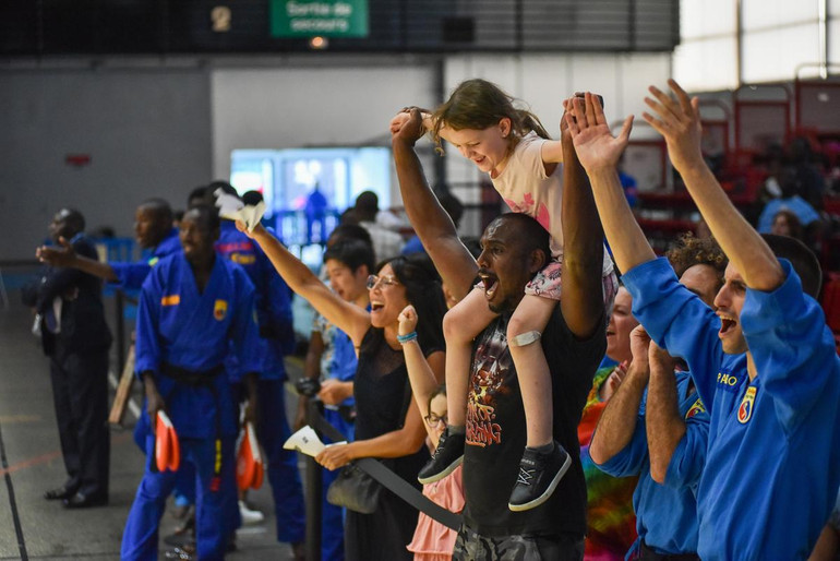 Người hâm mộ bộ môn Vovinam hào hứng với những trận đấu giao hữu đầy kịch tính và đặc sắc. (Ảnh: MINH DUY)