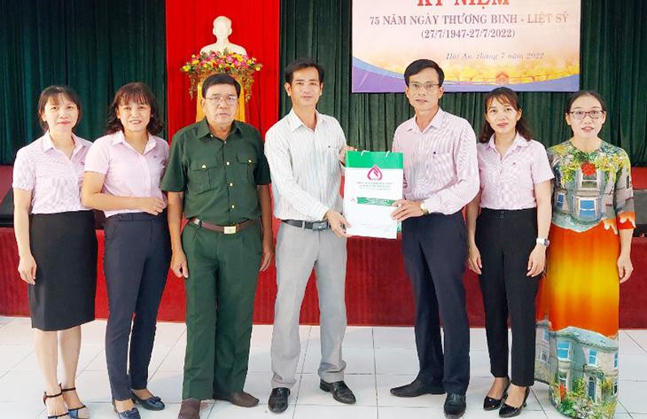 Lãnh đạo Ngân hàng Chính sách xã hội - Chi nhánh tỉnh Quảng Nam trao quà tặng Trung tâm Nuôi dưỡng, điều dưỡng người có công Quảng Nam.