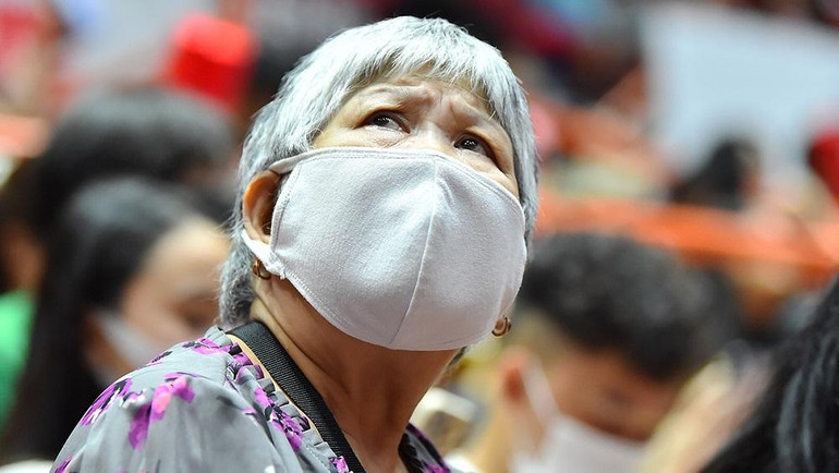 Trận đấu thu hút cả những khán giả cao tuổi đến trải nghiệm không khí bóng rổ sôi động của thế hệ trẻ.