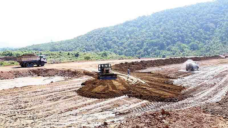 Nhà thầu đang đẩy nhanh tiến độ thi công để bảo đảm khối lượng công trình trước mùa lũ năm 2022 đang gần kề. Nhà thầu đang đẩy nhanh tiến độ thi công để bảo đảm khối lượng công trình trước mùa lũ năm 2022 đang gần kề.