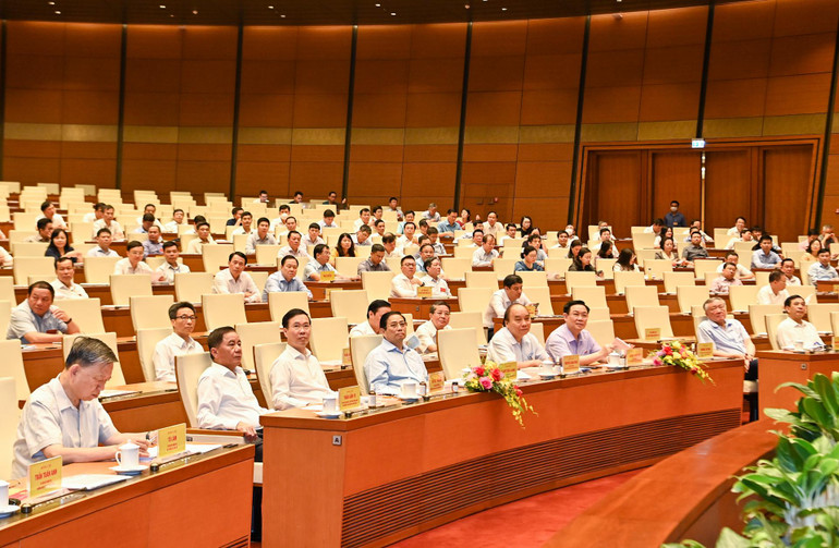 Chủ tịch nước Nguyễn Xuân Phúc, Thủ tướng Phạm Minh Chính, Chủ tịch Quốc hội Vương Đình Huệ và các đại biểu dự hội nghị tại Hội trường Diên Hồng.