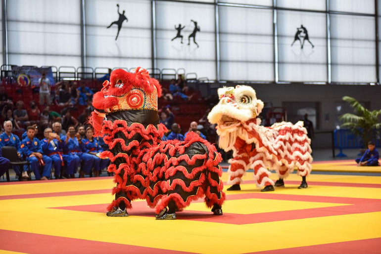 Màn múa lân trong tiếng trống sục sôi khai mạc đêm chung kết. (Ảnh: MINH DUY)