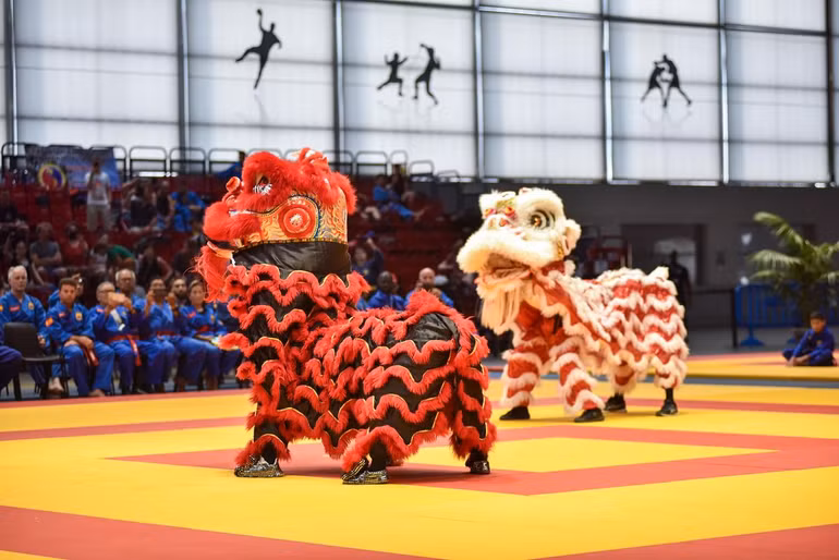 Màn múa lân trong tiếng trống sục sôi khai mạc đêm chung kết. (Ảnh: MINH DUY)