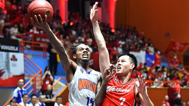 Những phút tiếp theo trở thành sân khấu trình diễn của cặp ngoại binh Hanoi Buffaloes là Jeffery Stubbs và Shane Henry. Riêng trong hai hiệp đầu tiên, Stubbs đã ghi tới 15 điểm cùng không ít tình huống bóng khó khiến khán giả phải trầm trồ.