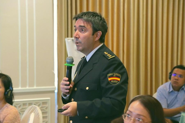 Ông Jaime Cuence, chuyên gia từ Lực lượng Cảnh sát Thường trực của Liên Hợp quốc, dẫn dắt hội thảo.