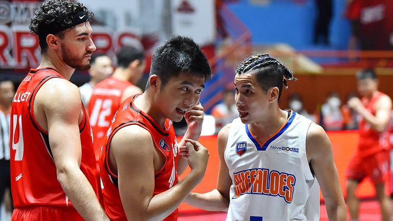 Trận đấu diễn ra đúng với tính chất của một trận derby khi các cầu thủ dù là bạn bè ngoài đời nhưng vẫn có nhiều tình huống va chạm sau những pha thi đấu quyết liệt trận sân.