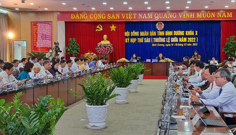 Các đại biểu nhấn nút thông qua Nghị quyết. (Ảnh: TRỊNH BÌNH).