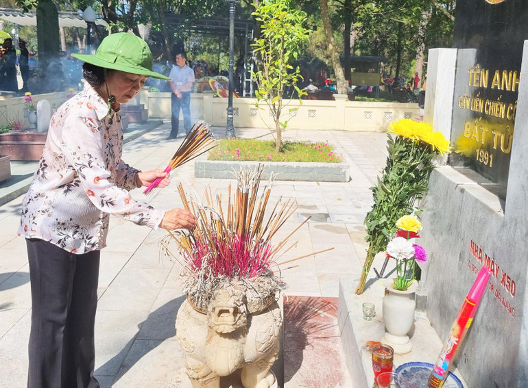 Đồng chí Trương Thị Mai thắp hương tại các phần mộ liệt sĩ tại Nghĩa trang Liệt sĩ quốc gia Trường Sơn.