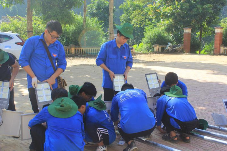 Tình nguyện viên lắp ráp bóng đèn năng lượng mặt trời.