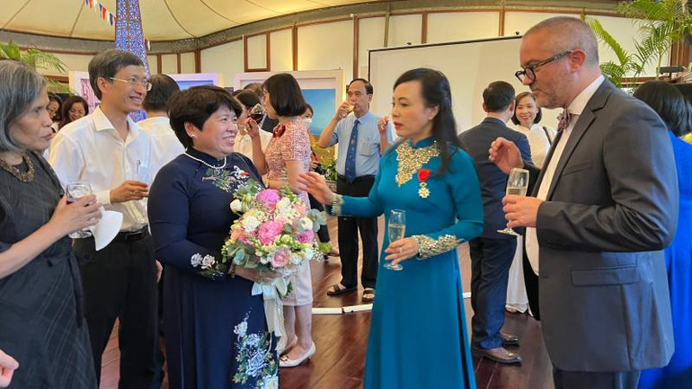 Các đại biểu chúc mừng PGS, TS Nguyễn Thị Kim Tiến.