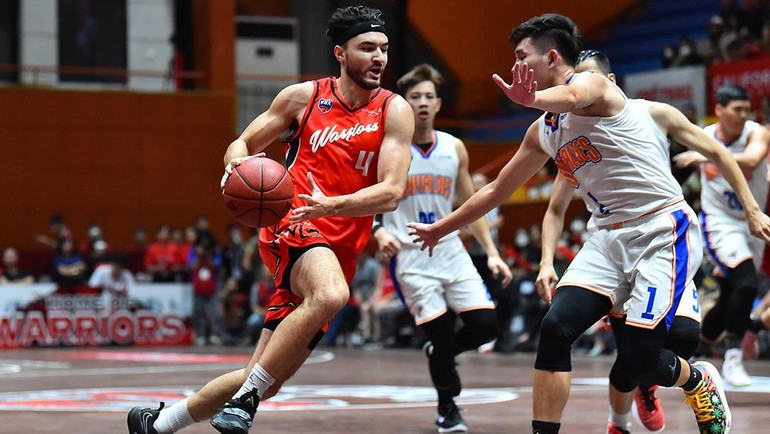 Ngôi sao của Thang Long Warriors Clayton Guillozet không thể hiện được nhiều khi các cầu thủ đội khách kèm rất sát mỗi khi có bóng. Xuyên suốt gần 40 phút có mặt trên sân, các cầu thủ Hanoi Buffaloes đã bóp nghẹt khoảng không gian chơi bóng của Guillozet và khiến anh có rất ít khoảng trống để dứt điểm thoải mái.