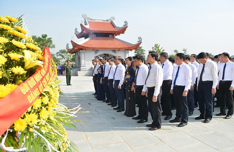 Đoàn đại biểu lãnh đạo tỉnh Tuyên Quang dâng hương, dâng hoa tại Nghĩa trang liệt sĩ tỉnh.
