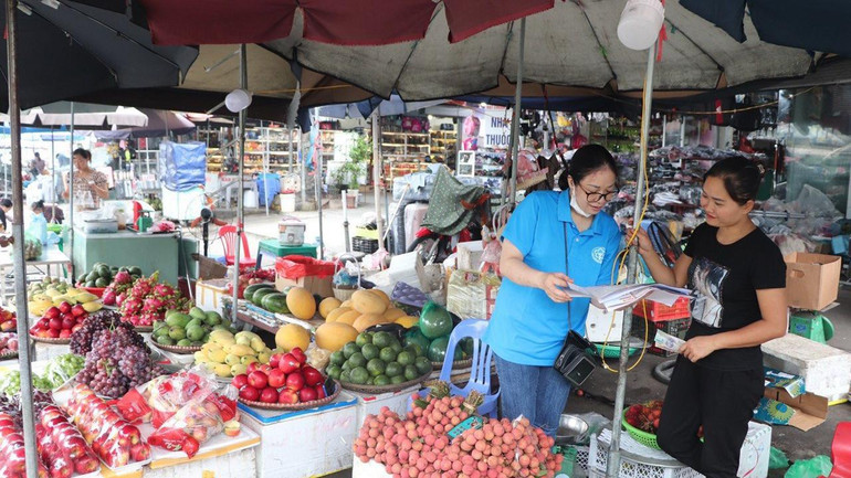 Người dân được cán bộ bảo hiểm xã hội tư vấn truyền thông tại Lễ ra quân tại tỉnh Hưng Yên. (Ảnh: Trung Tâm)