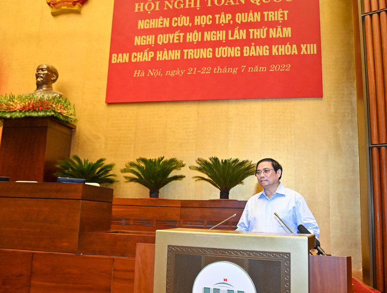 Chuyên đề “Về tiếp tục đổi mới, hoàn thiện thể chế, chính sách, nâng cao hiệu lực, hiệu quả quản lý và sử dụng đất, tạo động lực đưa nước ta trở thành nước phát triển có thu nhập cao” do đồng chí Phạm Minh Chính, Ủy viên Bộ Chính trị, Thủ tướng Chính phủ truyền đạt.