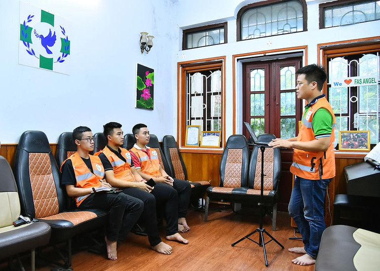 Những thiên thần áo cam ảnh 1