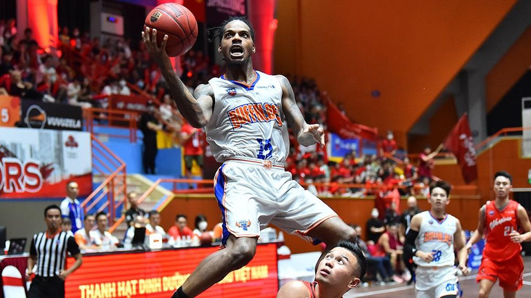 Sự đa dạng trong lối chơi của Jeffery Stubbs khiến các cầu thủ chủ nhà gần như bất lực mỗi khi anh có bóng.