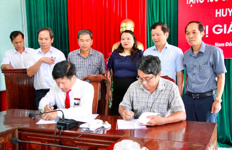 Lãnh đạo Agribank Thừa Thiên Huế và huyện Nam Đông ký kết bảo đảm việc hỗ trợ và tiến độ xây dựng nhà cho người nghèo tại Nam Đông.