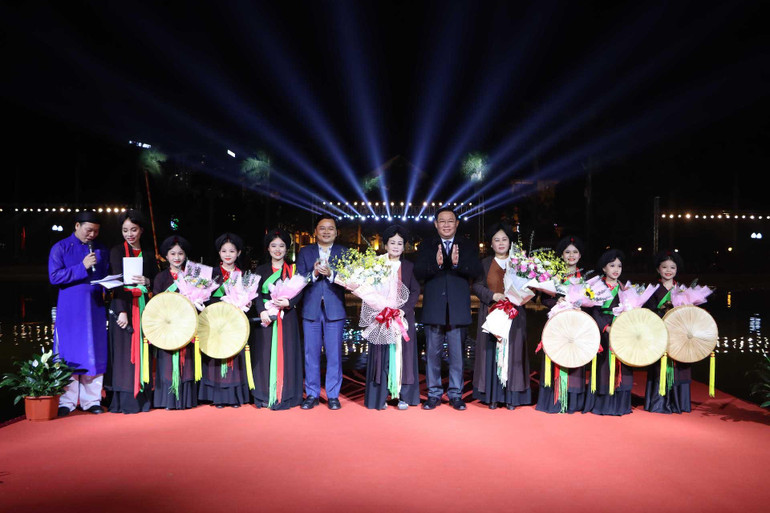 Chủ tịch Quốc hội Vương Đình Huệ và các đại biểu chụp ảnh cùng các nghệ nhân, các cháu thiếu niên, nhi đồng trong Câu lạc bộ Quan họ măng non Bắc Ninh.