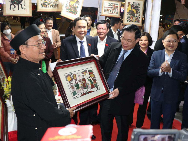 Chủ tịch Quốc hội Vương Đình Huệ (thứ 2 từ phải) tham quan gian trưng bày tranh dân gian Đông Hồ tỉnh Bắc Ninh.