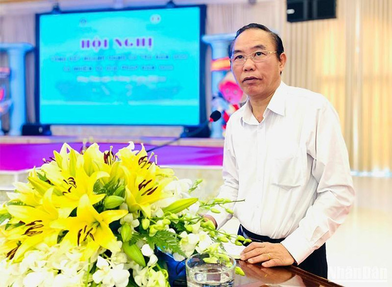 Thứ trưởng Nông nghiệp và Phát triển nông thôn Phùng Đức Tiến phát biểu tại hội nghị. (Ảnh: HỮU NGHĨA) Thứ trưởng Nông nghiệp và Phát triển nông thôn Phùng Đức Tiến phát biểu tại hội nghị. (Ảnh: HỮU NGHĨA)