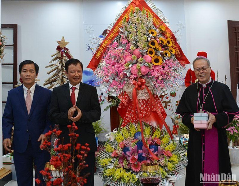 Bí thư Tỉnh ủy Lê Trường Lưu và Chủ tịch UBND tỉnh Nguyễn Văn Phương tặng lẵng hoa và quà chúc mừng Đức Tổng Giám mục Nguyễn Chí Linh.