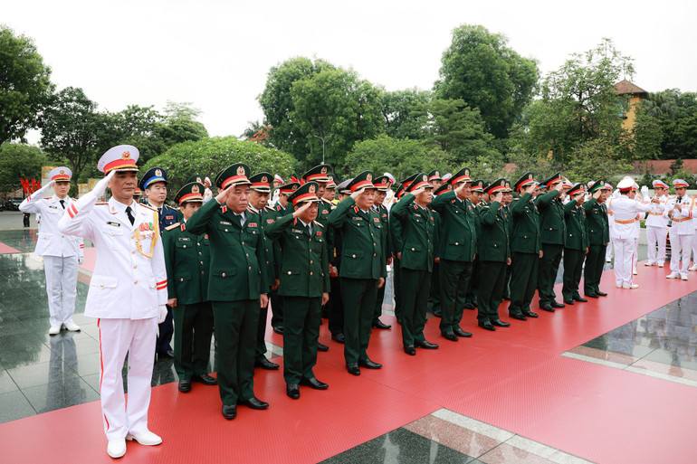 Đoàn đại biểu Quân ủy Trung ương-Bộ Quốc phòng tưởng niệm các Anh hùng liệt sĩ tại Đài Tưởng niệm các Anh hùng liệt sĩ.